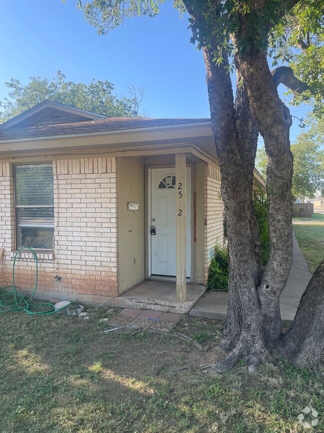 Building Photo - 2 bed 1 bath duplex! Rental