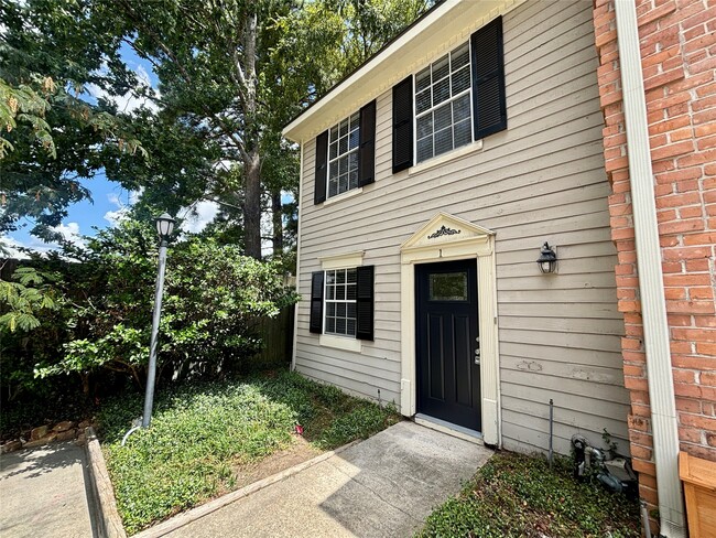 Building Photo - 2030 Plantation Dr Unit B1