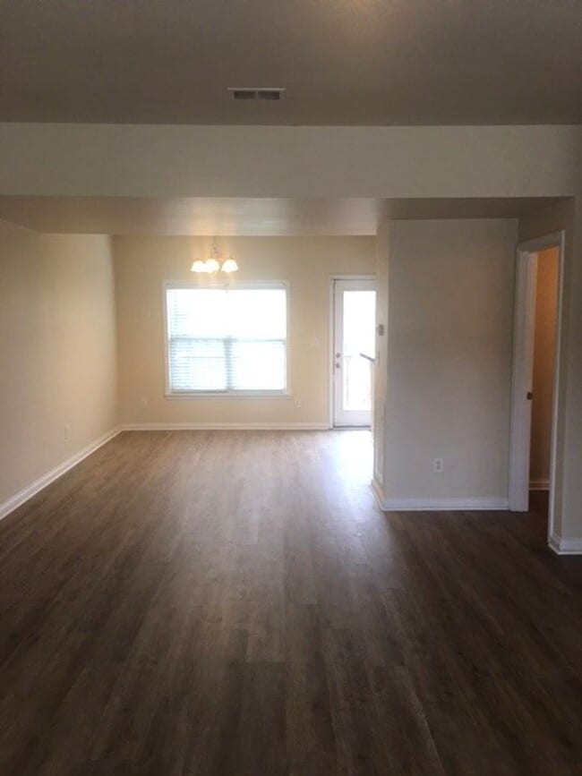 Photo - Spacious 3 bedroom townhouse in Dove Creek Subdivision!        20260504