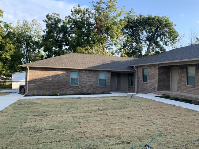 Building Photo - 601 N 6-1/2 St Unit 3