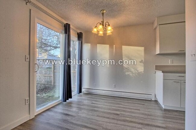 Photo - 2 Bed, 1 Bath Duplex with Fully Fenced Yard at SE Holgate Blvd and SE 70th Ave