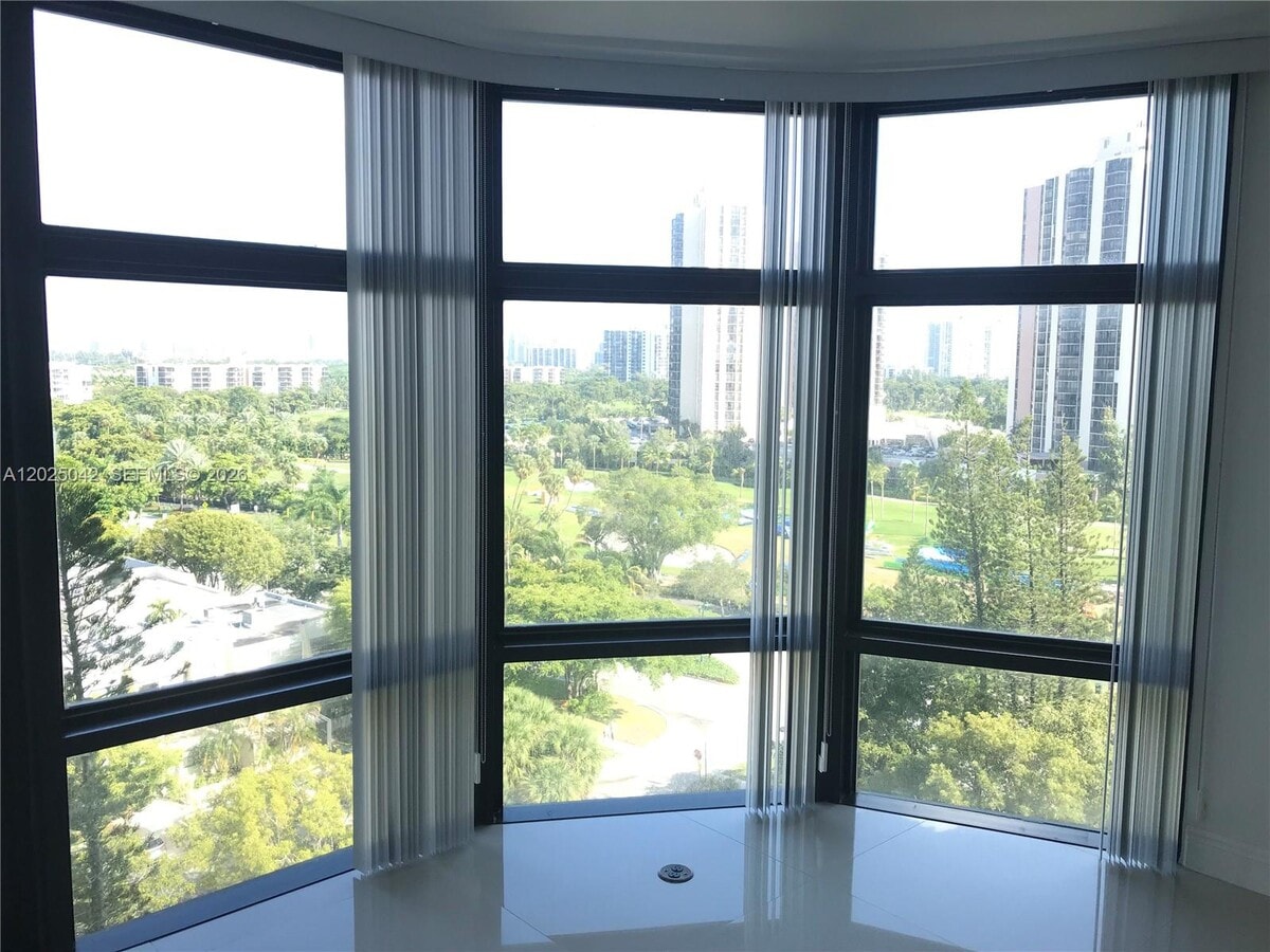 Photo - 20100 W Country Club Dr Unidad 803