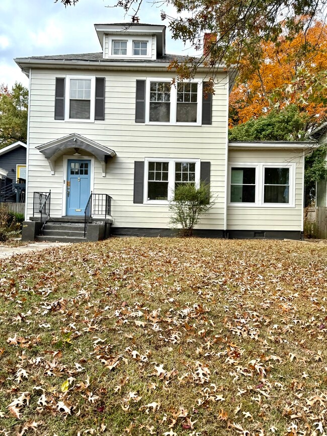 Exterior recién pintado - 2312 Hawthorne Ave