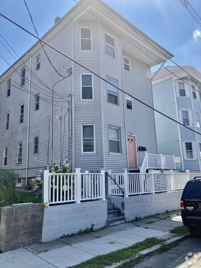 Building Photo - 16 Woodlawn St Unit 2 Rental