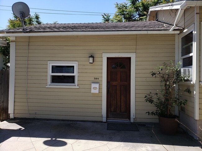 Building Photo - 510 1/2 6th St - PLACEMENT Unit 510 1/2 6th St Rental