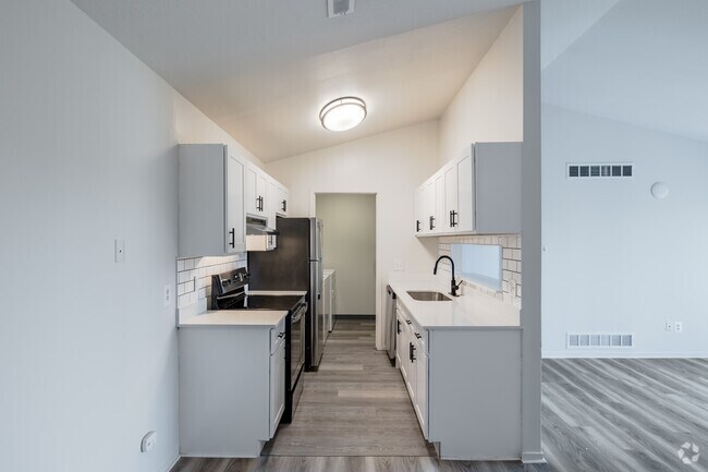 2 habitaciones, 2 baños - 1020 pies cuadrados - Cocina - The Edge at Oakland Apartments - Auburn Hills