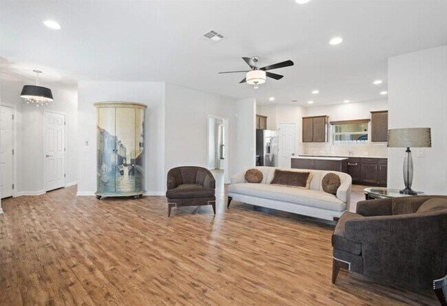 Photo - 732 Fortrose Ter