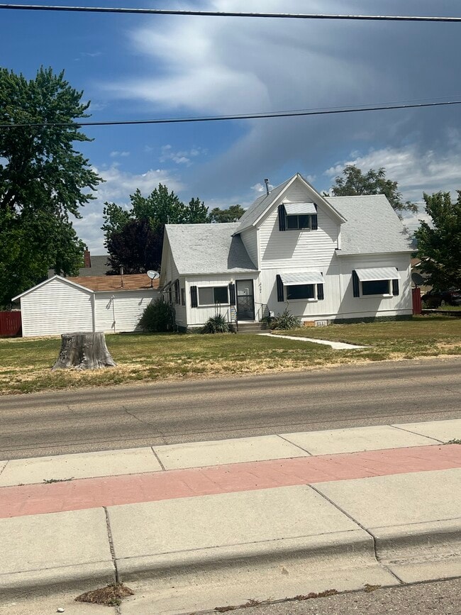 Photo - 304 E 4th St House