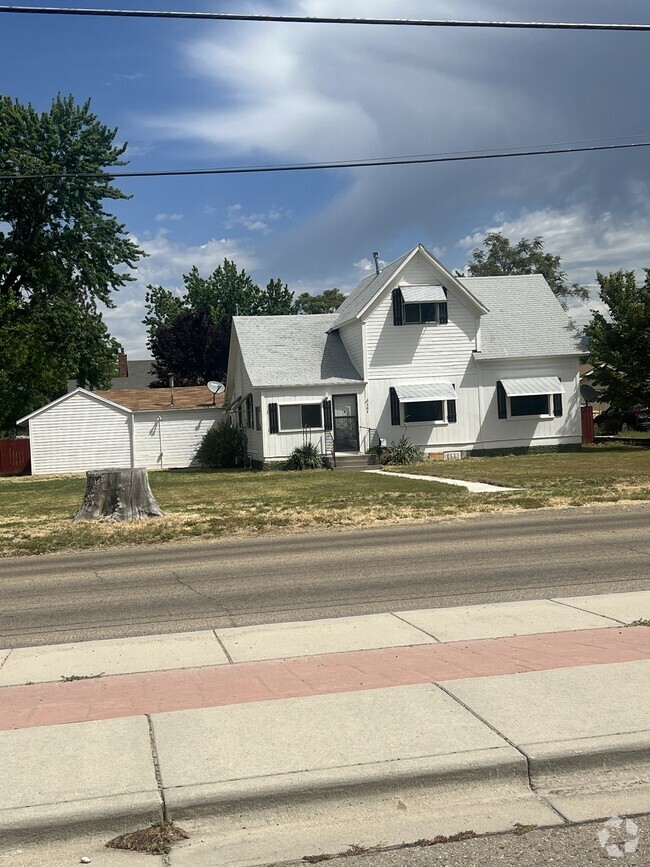 Building Photo - 304 E 4th St Rental