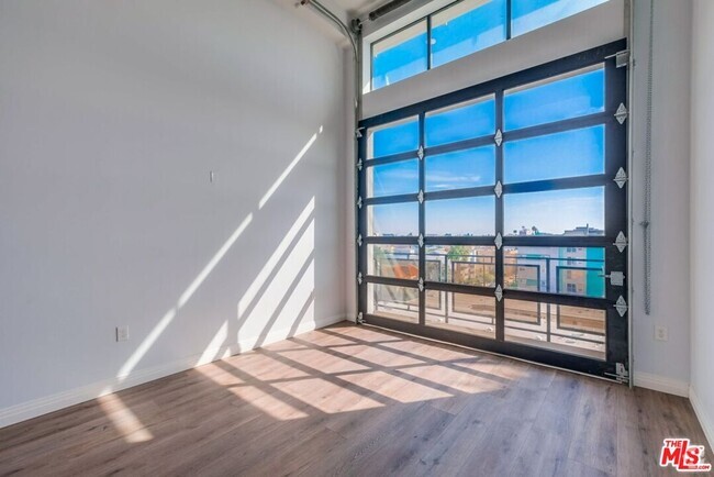 Building Photo - 3279 San Marino St Unit 302 Rental