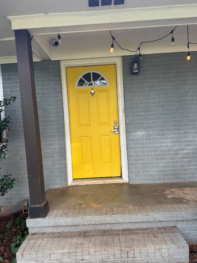 Building Photo - Updated home in Pendleton