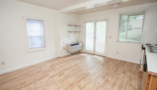 Photo - 547 Layman Ave