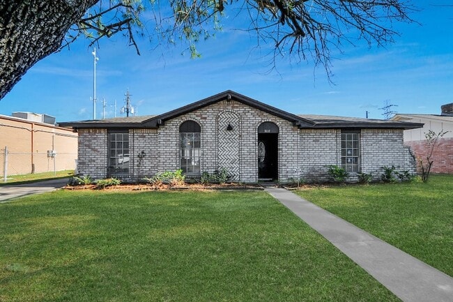 Photo - 8011 La Roche Ln