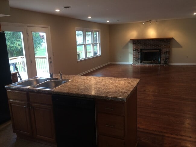 Photo - Charming 4 Bedroom / 2 Bathroom Home Brist...