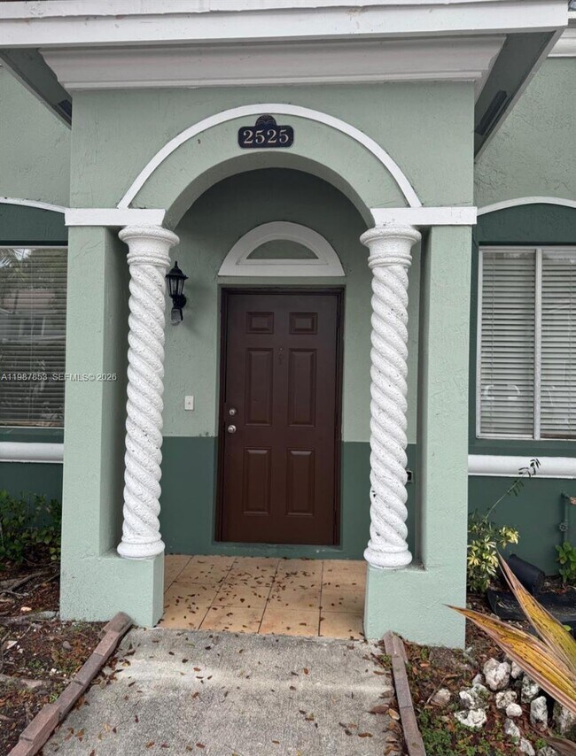 Building Photo - 2525 SE 14th Ave