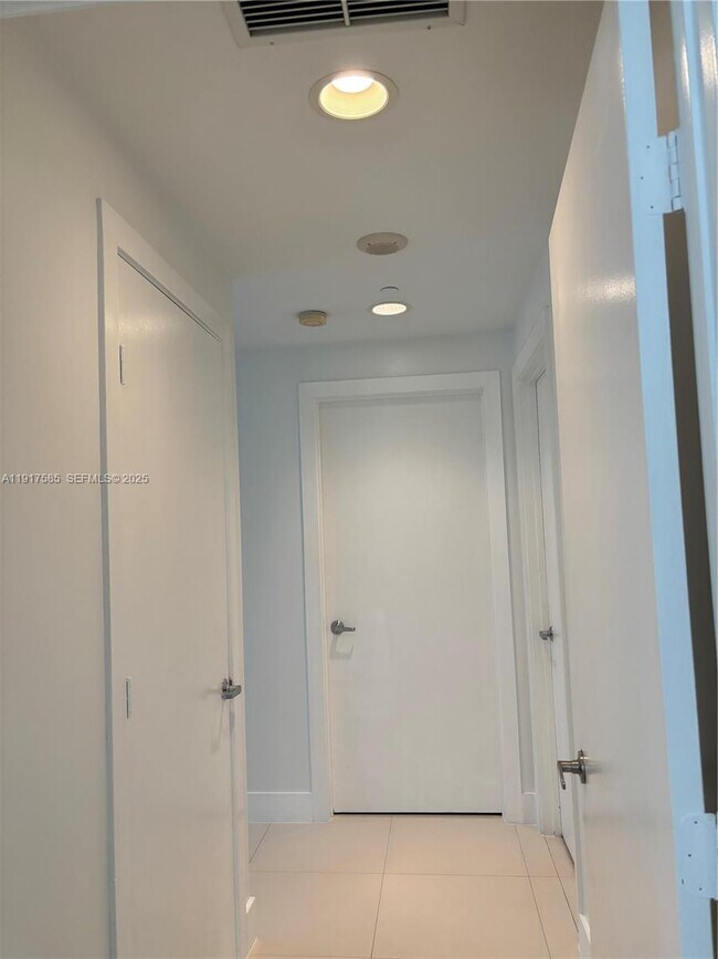 Building Photo - 1050 Brickell Ave Unit 3014