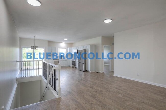 Photo - Completely renovated 3 bedroom unit with modern finishes and beautiful views.