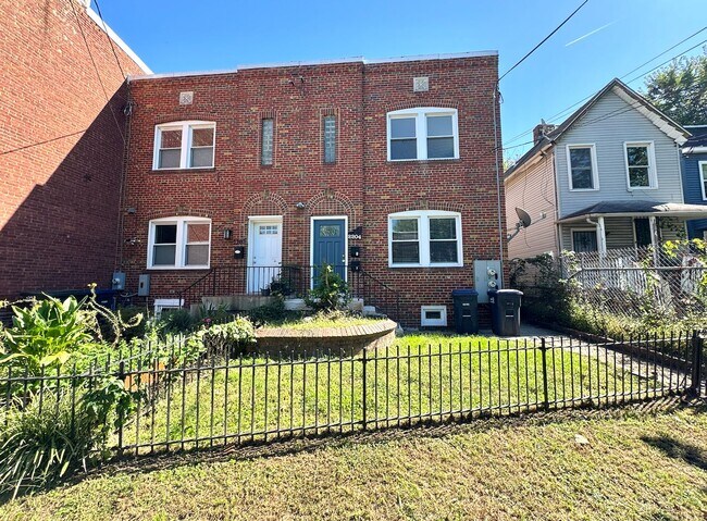 Building Photo - Charming 2 BR/1 BA Apartment in Anacostia! Unit ( 2)