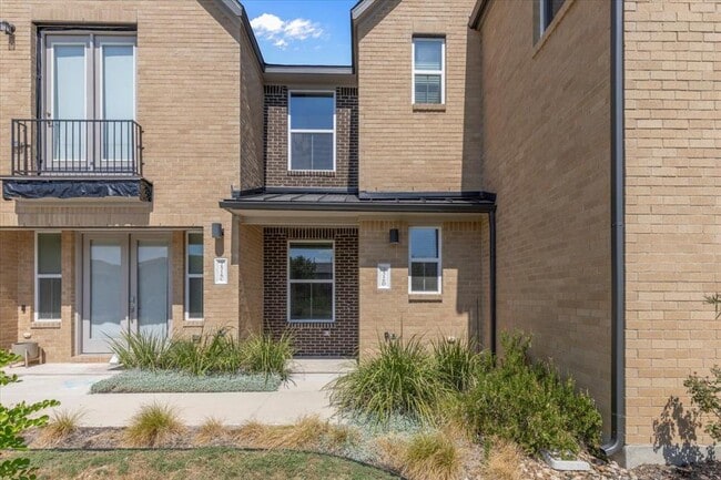 Photo - 2516 Simond Ave