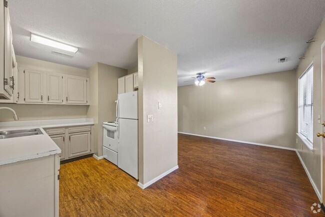 Building Photo - Cozy 1 Bed, 1 Bath Apartment: Minutes from...