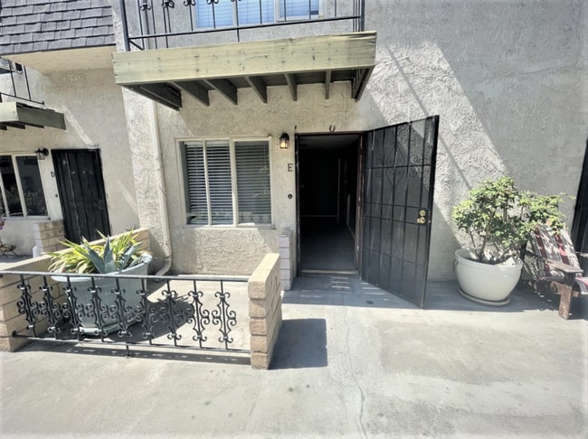 Building Photo - Cozy 2 bed 1.5 bath apartment in Santa Ana