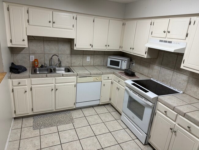 Photo - 720 Coventry Ln