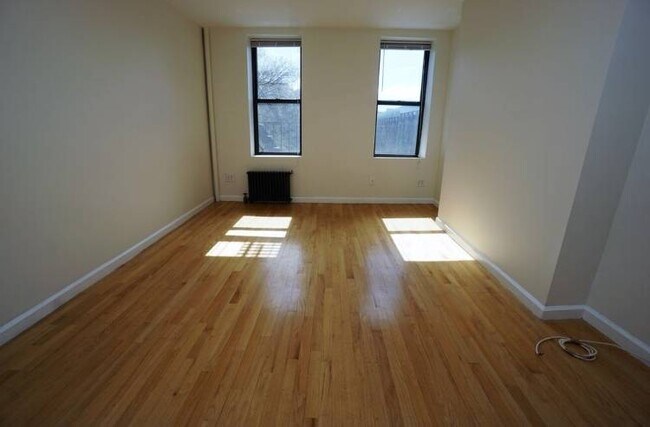 Photo - 3093 Fulton St