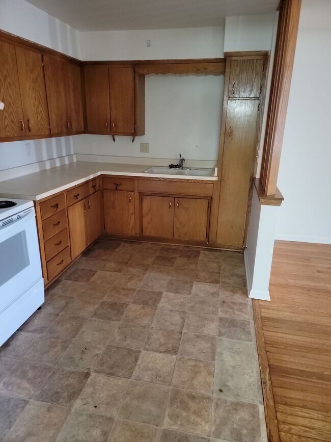 Photo - 1920 Lathrop Ave. (16 Unit)