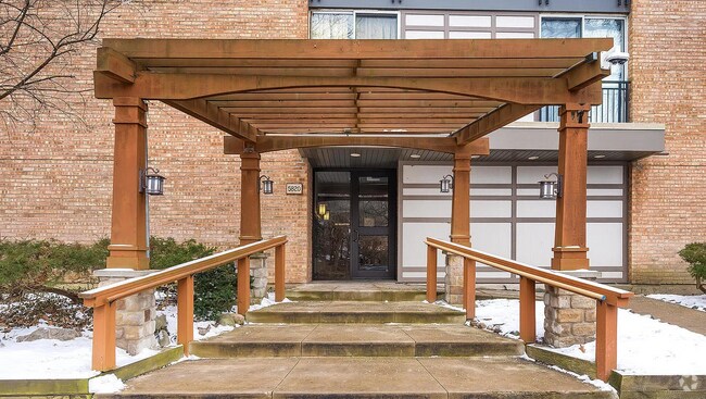 Building Photo - 5820 Oakwood Dr Unit 5F Rental