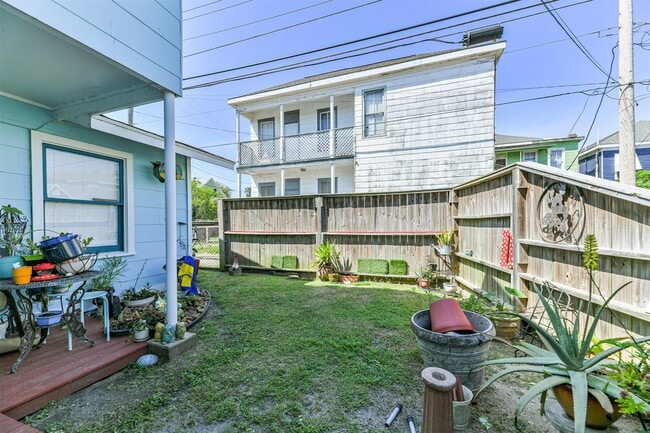 Building Photo - 816 11th St