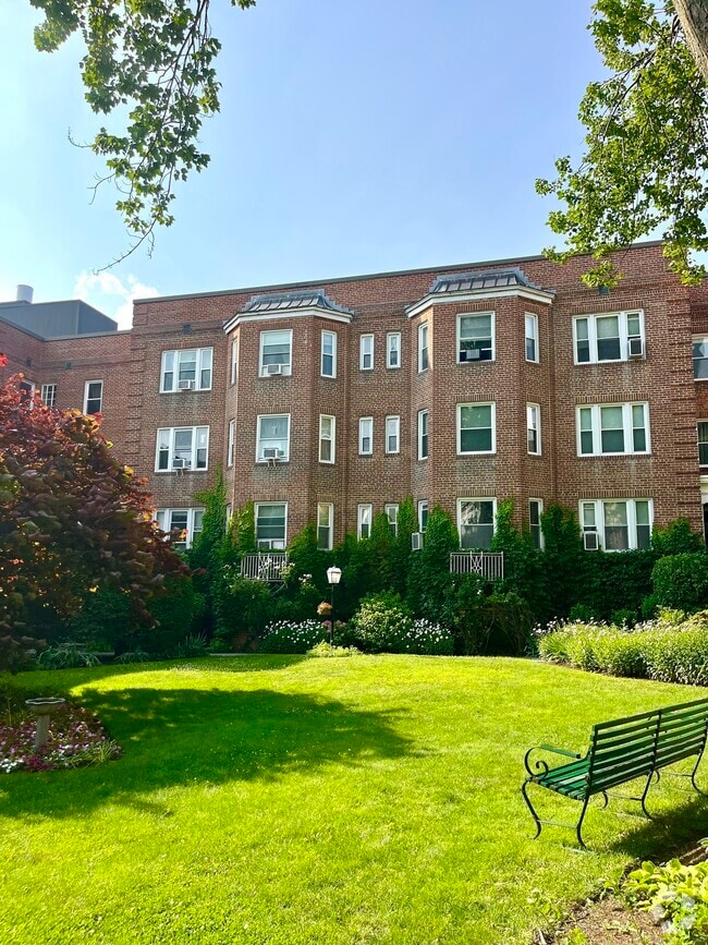 Building Photo - 70 Strawberry Hill Ave Unit APT 3-3F