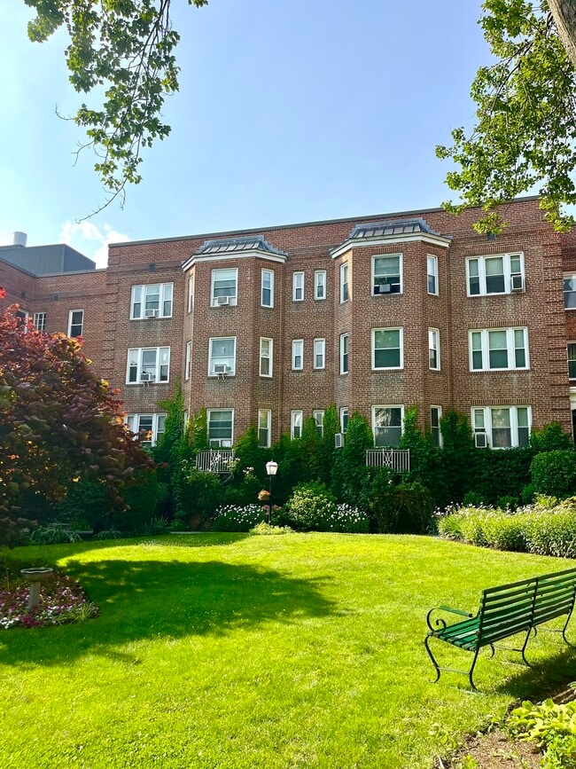 Building Photo - 70 Strawberry Hill Ave Unit APT 3-3F