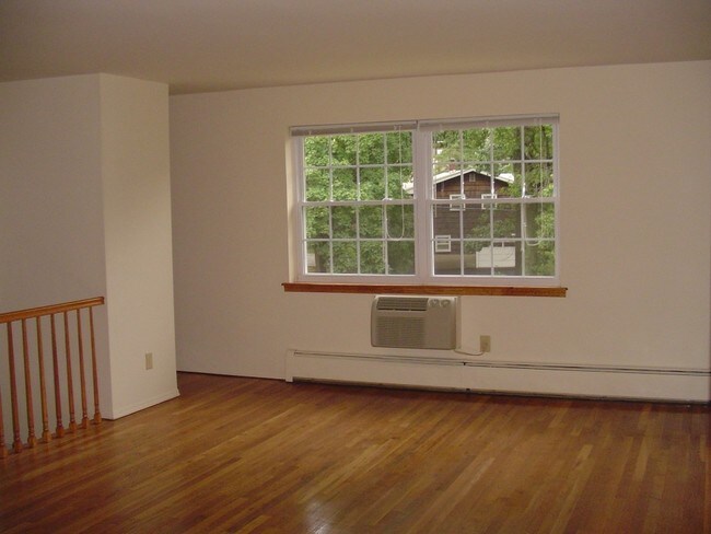 Living Room - Cedar Grove Garden Apartments