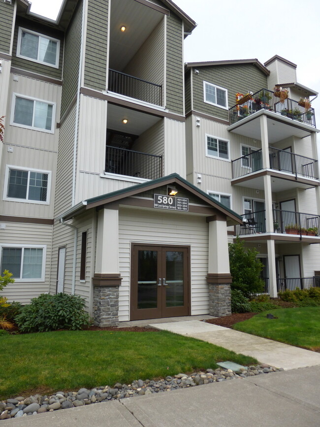 Upper Level Condo w/ Balcony - Upper Level Condo w/ Balcony Unit 401