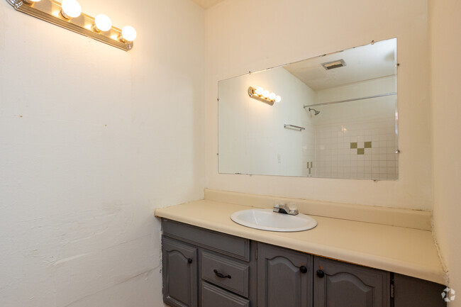 1BR, 1BA - 550 SF - Arlington Arms Apartments