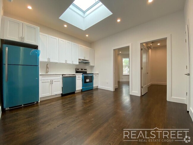 Building Photo - Stunning New 2 Bed in Ridgewood Townhouse Unit 3R