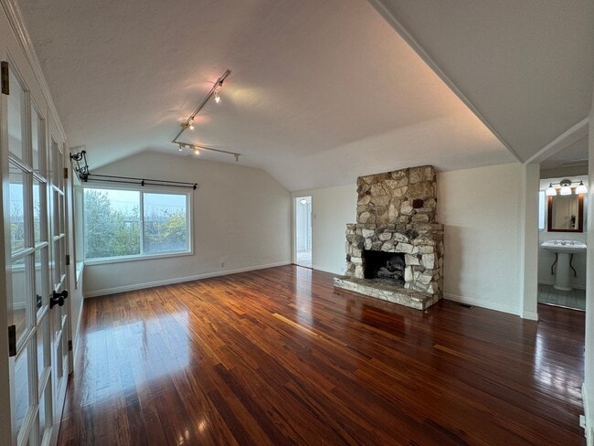 Building Photo - Stunning 2 Bedroom and 2 Bathroom Back House Available Now!