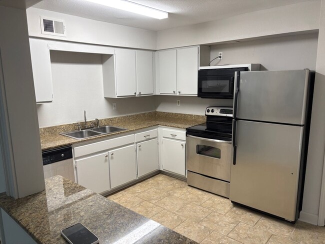 Building Photo - 2 Bedroom 1 Bath Apartment Close to Campus! Available Now!