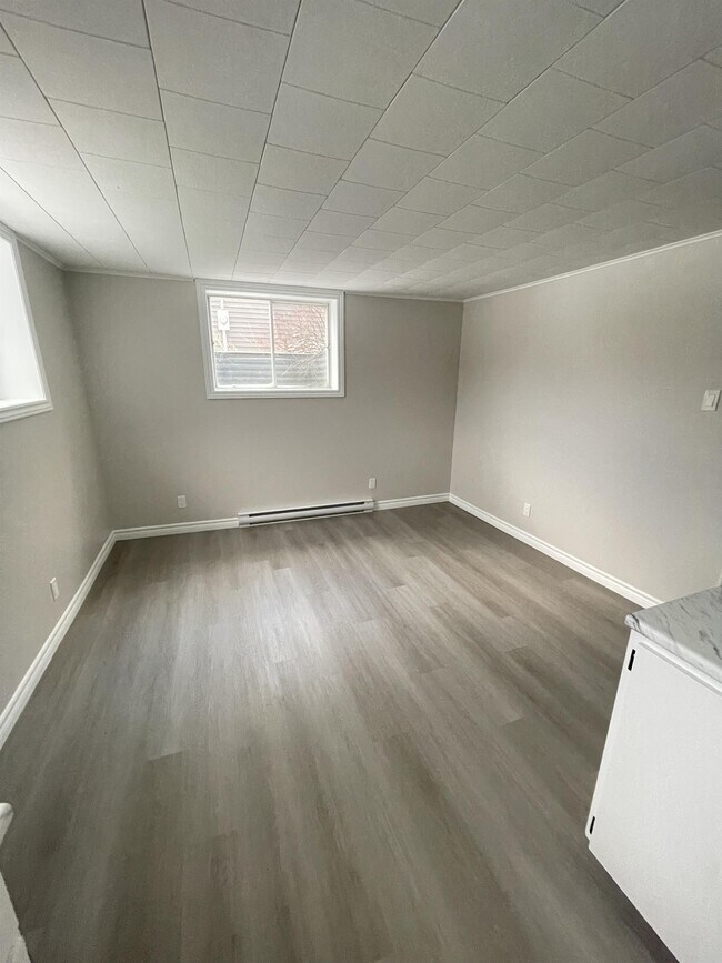 Photo - 14 Riverside Dr E