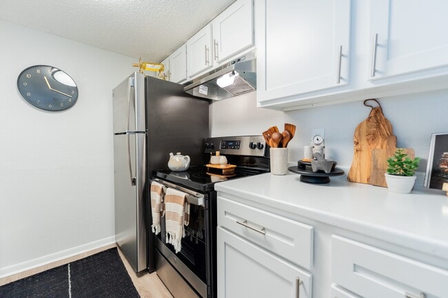 2BR, 2BA - 917SF
