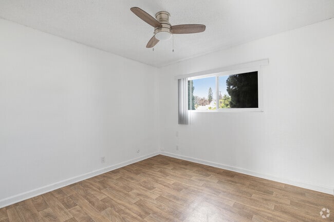 1BR, 1BA - 460SF - Bedroom