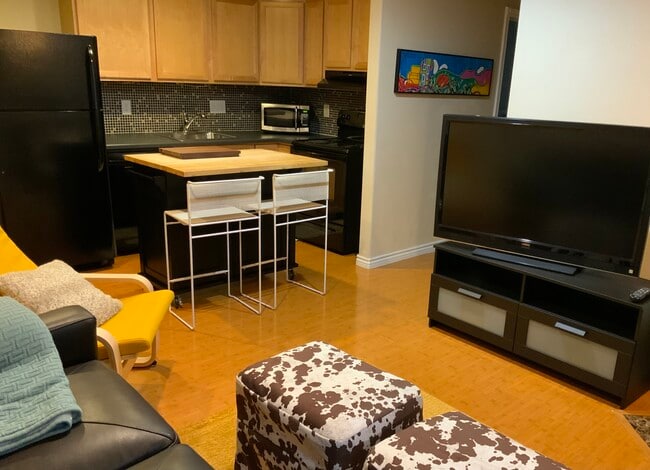 Building Photo - 10549 E 28th Ave Unit Furnished Garden level Rental