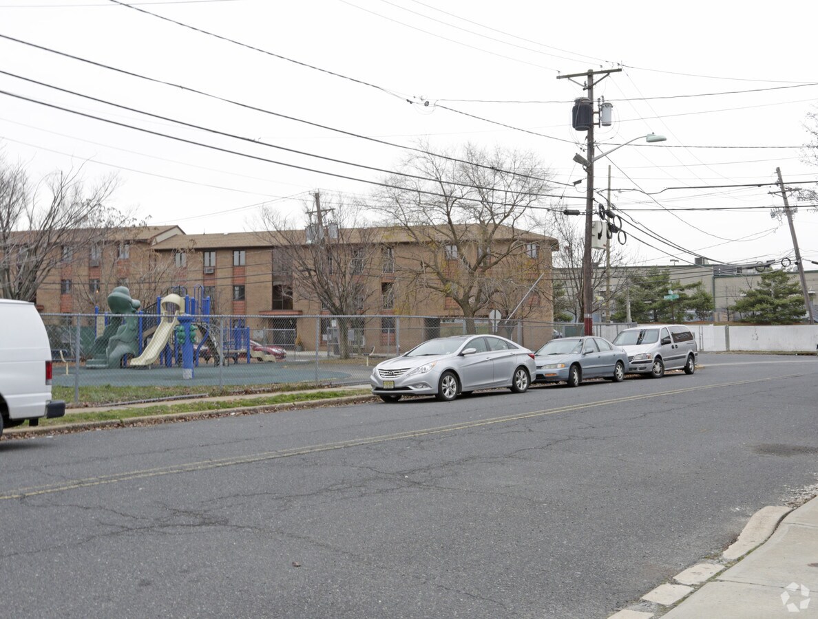 7 - 11 North Ln - 7-11 North Ln