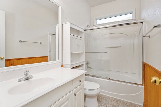 Photo - 407 Livingstone Ln