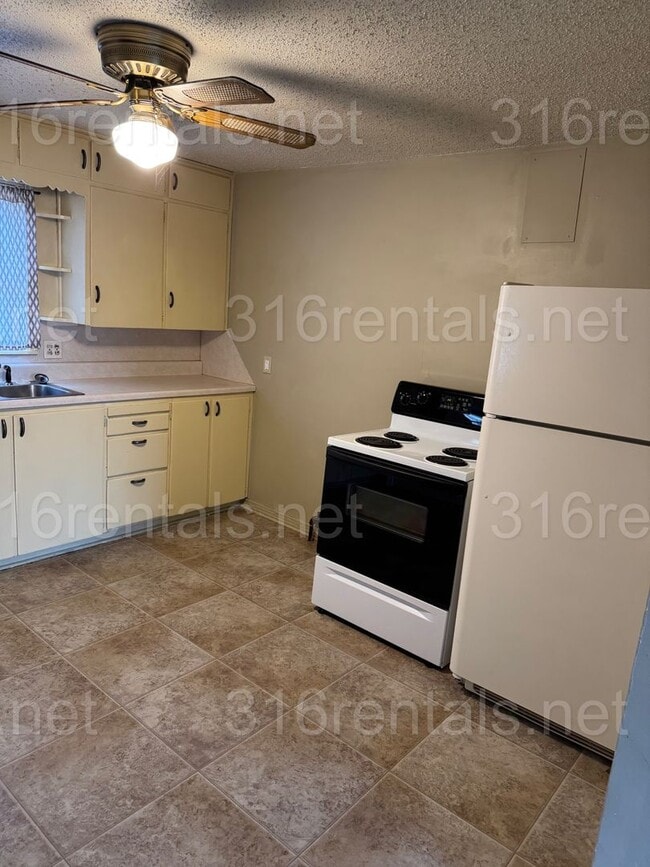 Photo - 2 Bed 1 bath house with attached garage in El Dorado!