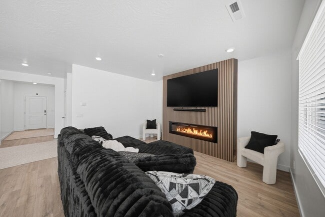 Photo - Extra Space, Extra Comfort! 5 Bedroom Home With Bonus Den in Long Valley!