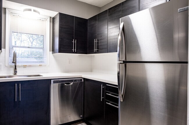 Building Photo - 5532 Eskridge St Unit 6 Rental