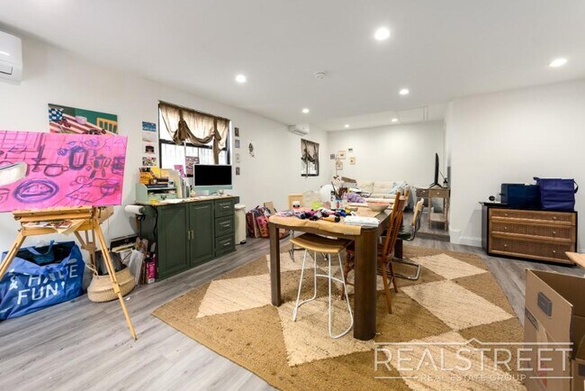 Photo - 3 Bed 2 Bath with W/D & Terrace! Unidad 1