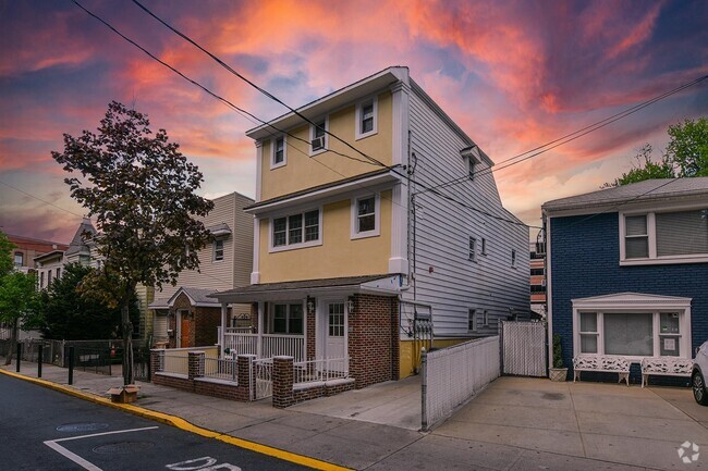 Building Photo - 520 34th St Rental