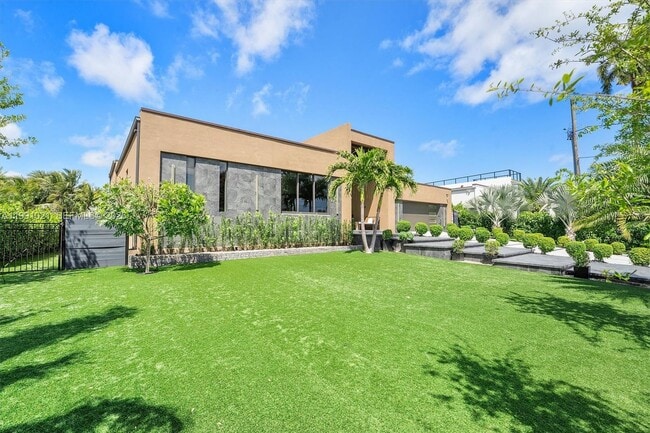 Photo - 2215 NE 19th St